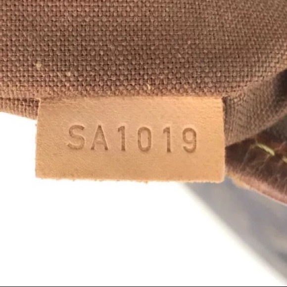 Louis Vuitton Batignolles Vertical Large Tote Bag - Picture 3 of 16